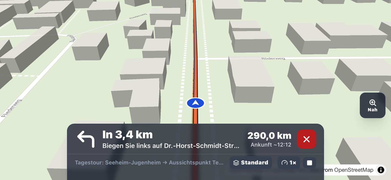 Fahrmodus Standard-Stil — mitdrehende 3D-Karte mit Positionspfeil auf der orangen Route