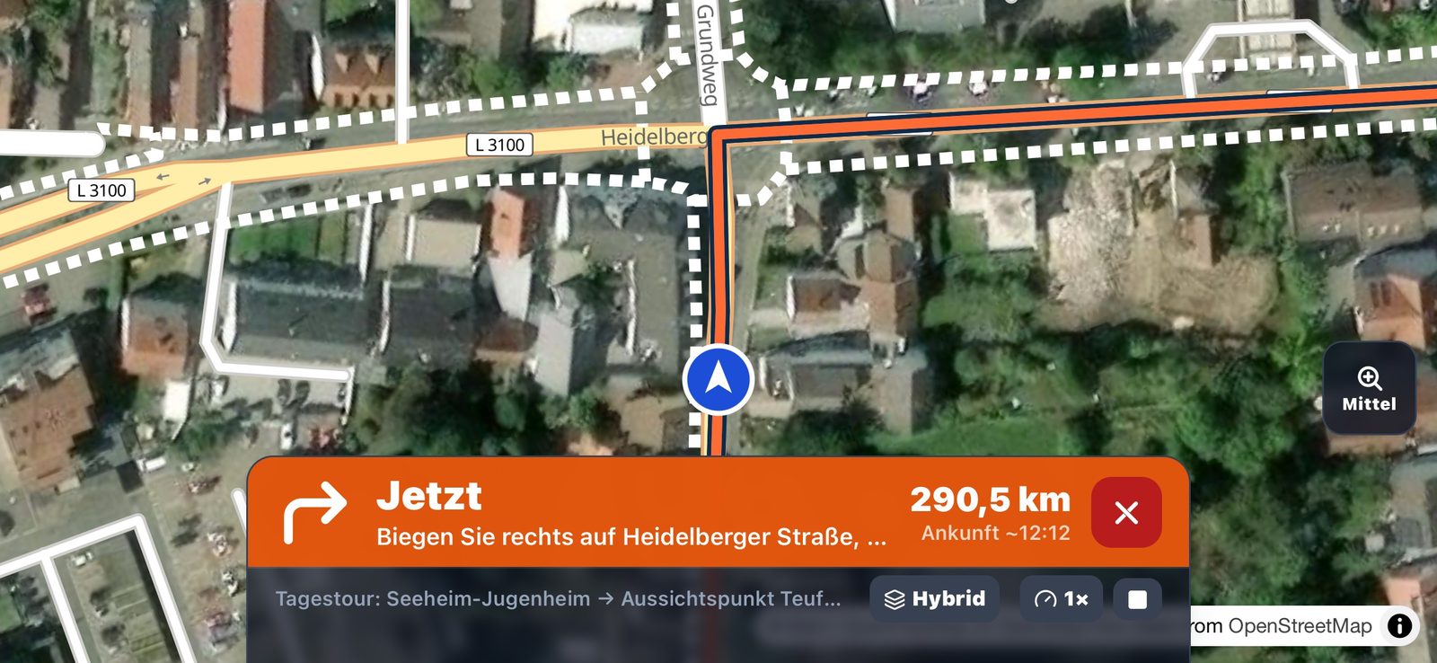 Fahrmodus Abbiegehinweis — oranges Manöver-Banner 'Jetzt rechts abbiegen' mit Rest-km und Ankunftszeit auf Hybrid-Karte