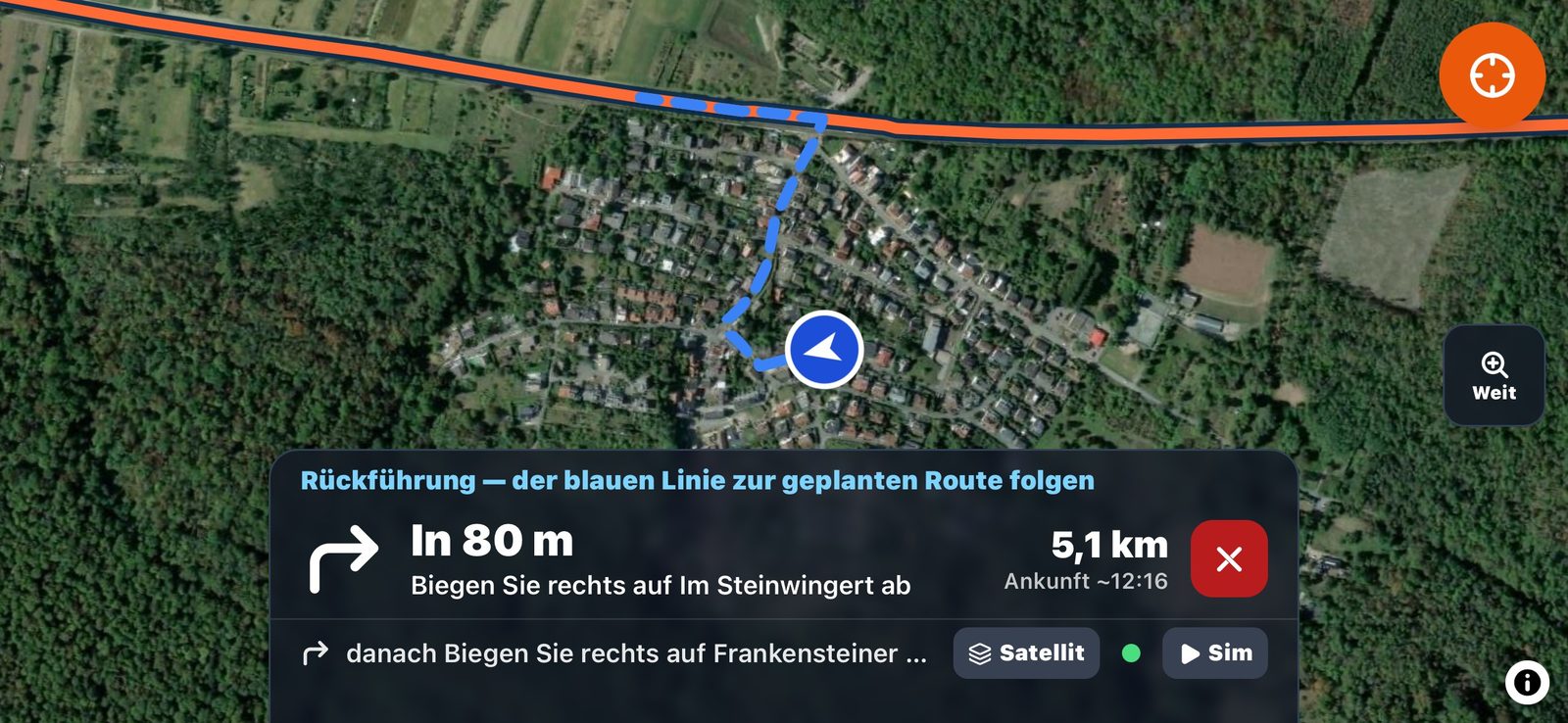 Fahrmodus Rückführung — blaue gestrichelte Linie führt von der aktuellen Position zurück zur orangen geplanten Route, Satellit-Ansicht